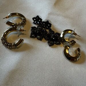 Elegant Gold and Black Earrings Set